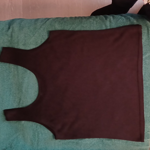 Round Neck Sleeveless Top - Picture 4 of 6